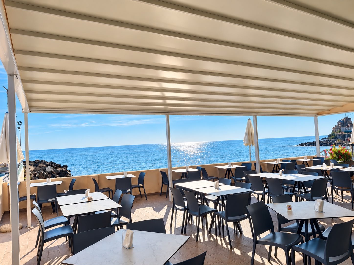 La terrazza Ai Medi con i tavoli affacciati sul mare di Pegli